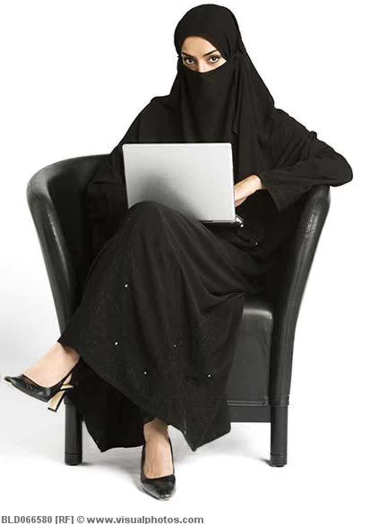 Foto: femeie in burka la laptop